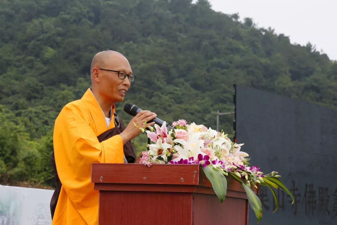 药山寺住持明影法师向一直以来对药山寺的建设给予帮助